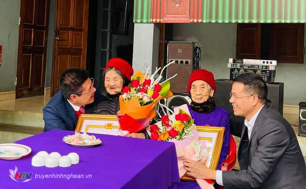 Trao tặng Huy hiệu 75 năm tuổi Đảng cho 3 đảng viên ở Hoàng Mai