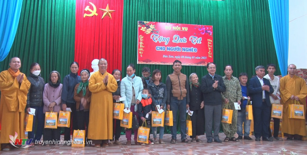 Thứ trưởng Bộ Nội vụ Vũ Chiến Thắng tặng quà Tết cho hộ nghèo tại Anh Sơn