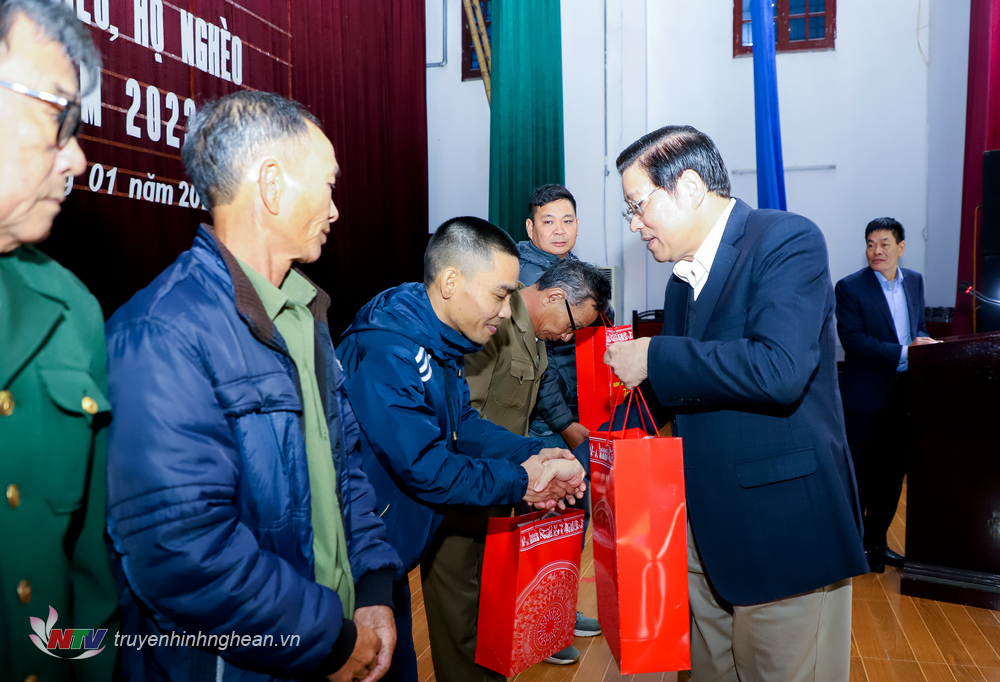 Trưởng Ban Nội chính Trung ương tặng quà Tết cho người có công tiêu biểu, hộ nghèo ở Diễn Châu 