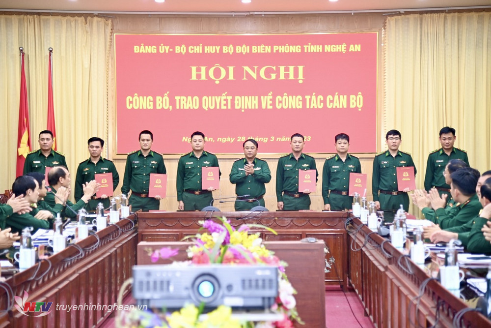 BĐBP Nghệ An trao quyết định bổ nhiệm, điều động 17 cán bộ
