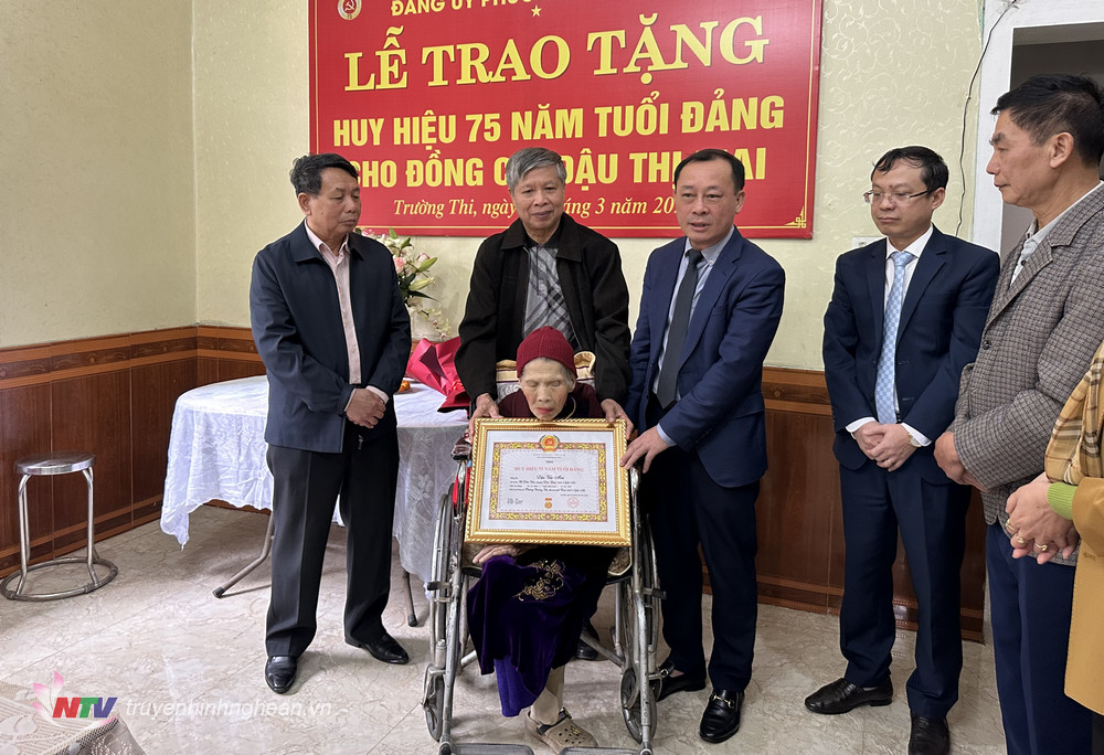 Trao huy hiệu 75 tuổi Đảng cho đảng viên ở TP Vinh