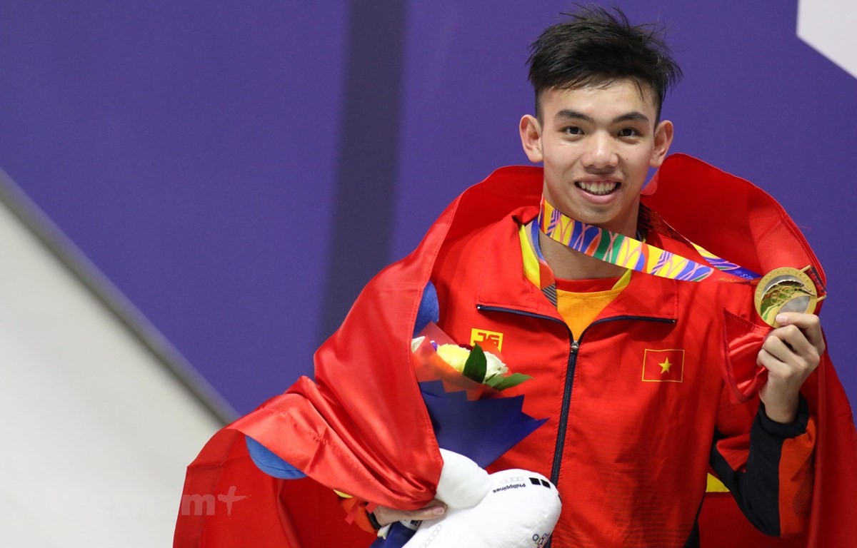 VĐV Nguyễn Huy Hoàng cầm cờ Đoàn Thể thao Việt Nam tại SEA Games 32