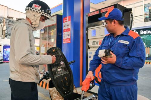 Giá xăng dầu đồng loạt giảm, RON 95 mất mốc 25.000 đồng/lít