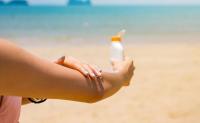 Thoa kem chống nắng đúng cách để bảo vệ làn da khi đi du lịch