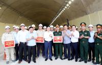 Phó Thủ tướng Trần Hồng Hà thăm, động viên công nhân thi công dự án cao tốc