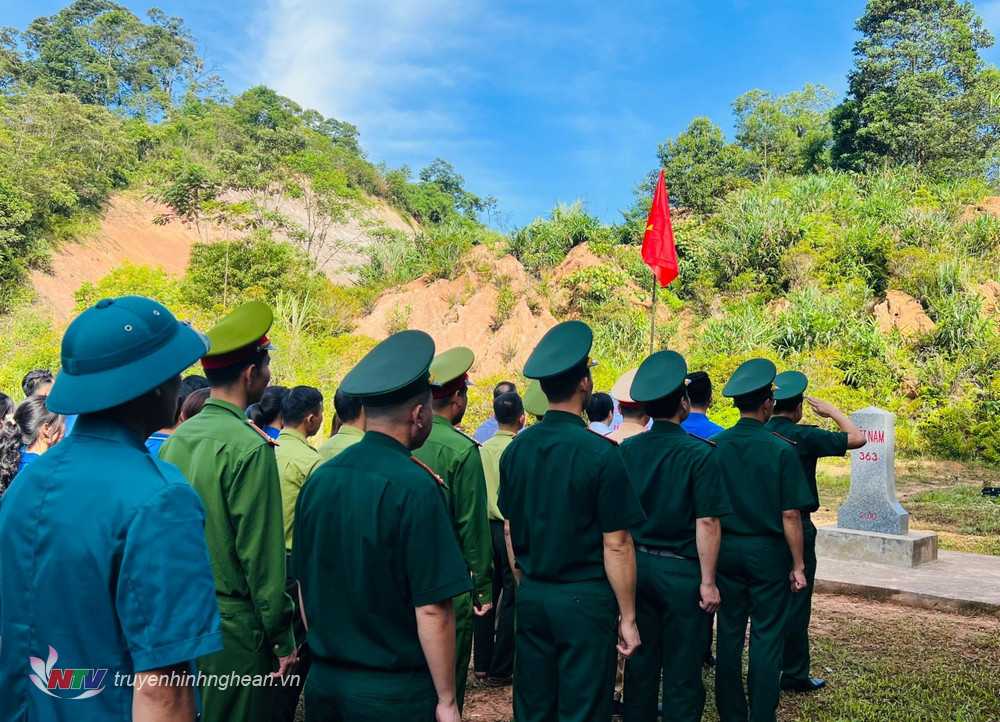 Thiêng liêng lễ Chào cờ tại cột mốc biên giới Việt Nam - Lào