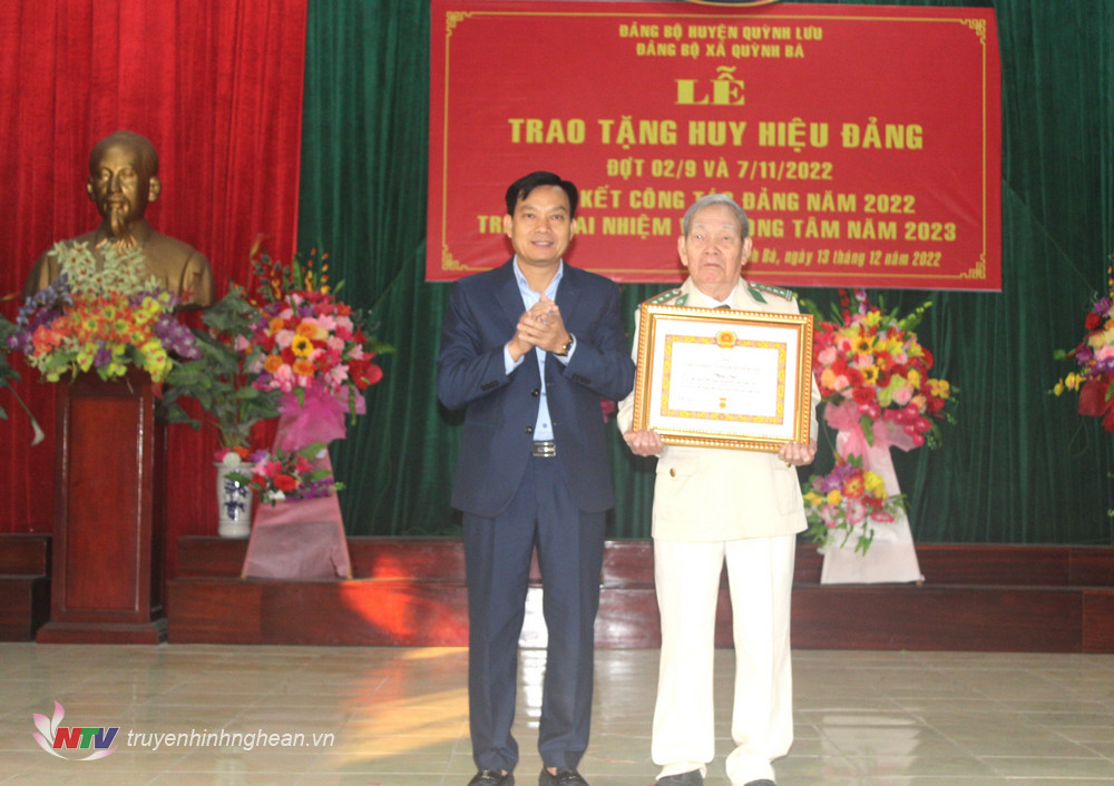 Trao Huy hiệu Đảng cho 75 năm tuổi Đảng cho Đảng viên tại Quỳnh Lưu