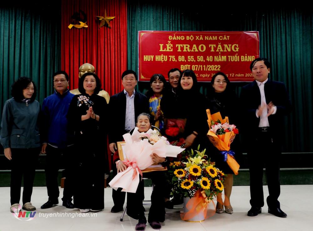 Huyện ủy Nam Đàn trao tặng huy hiệu Đảng cho các Đảng viên