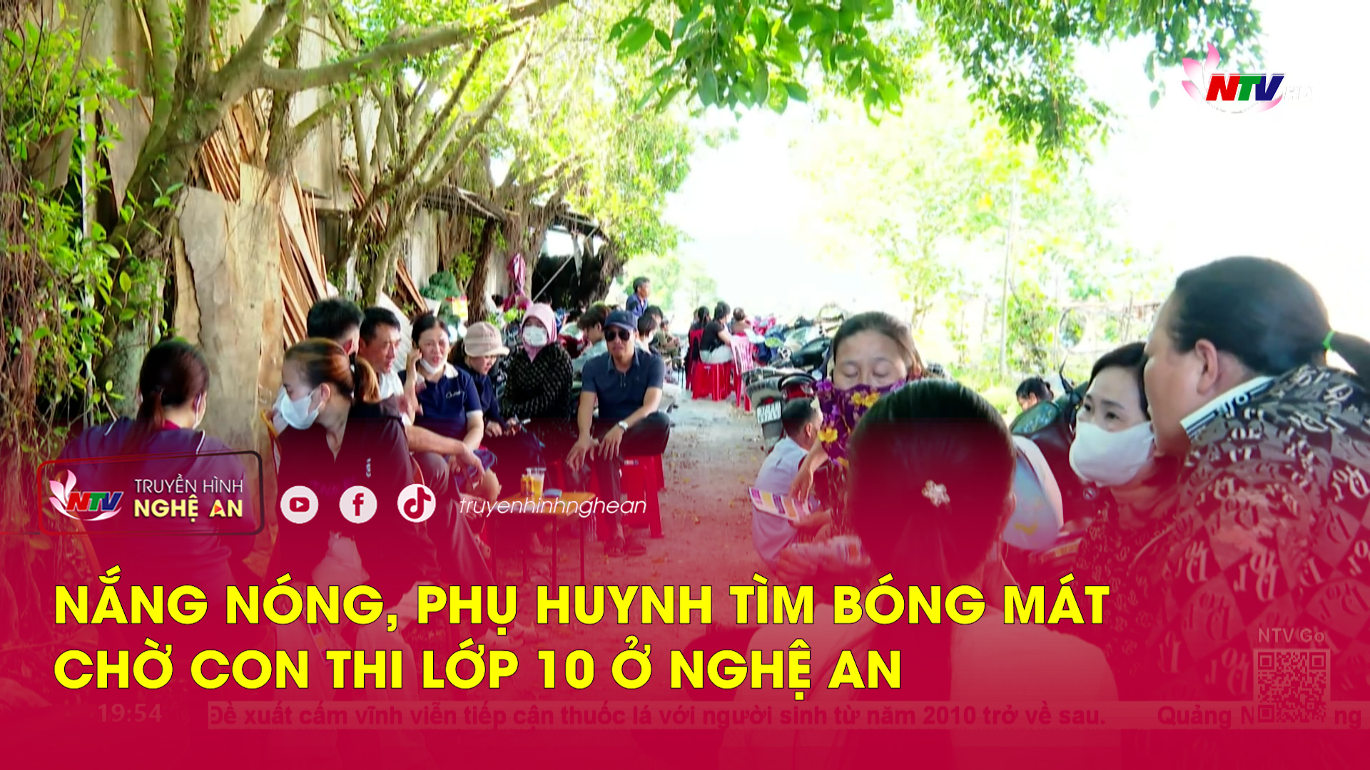 Nắng nóng, phụ huynh tìm bóng mát chờ con thi lớp 10 ở Nghệ An