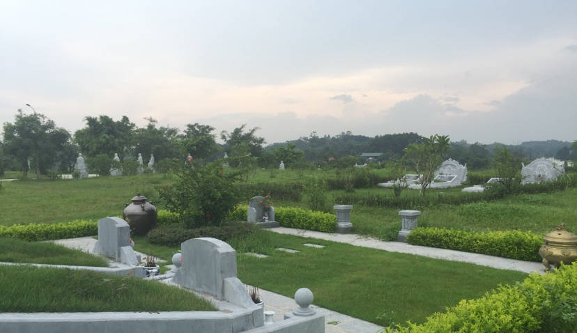 Người sống dành đất người chết