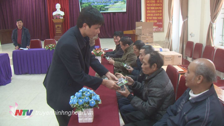 Đài PTTH Nghệ An tặng quà Tết cho gia đình chính sách Con Cuông