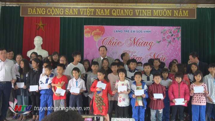 Phó Chủ tịch UBND tỉnh Lê Minh Thông thăm, tặng quà Tết Kỷ Hợi 2019