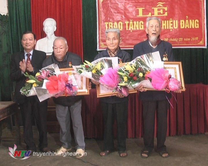 22 đảng viên Thanh Chương được trao huy hiệu 70 năm tuổi đảng