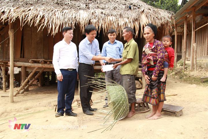 Trao tặng quà Tết cho các hộ nghèo trên địa bàn huyện Tương Dương