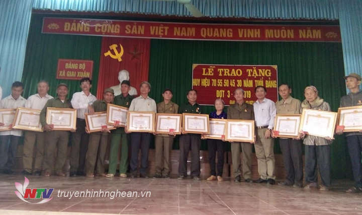 Tân Kỳ: Trao tặng huy hiệu Đảng cho 19 Đảng viên cao tuổi