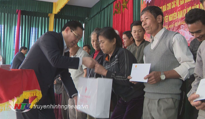 Phó Thủ tướng Chính phủ Vương Đình Huệ tặng quà Tết cho hộ nghèo Nghi Lộc