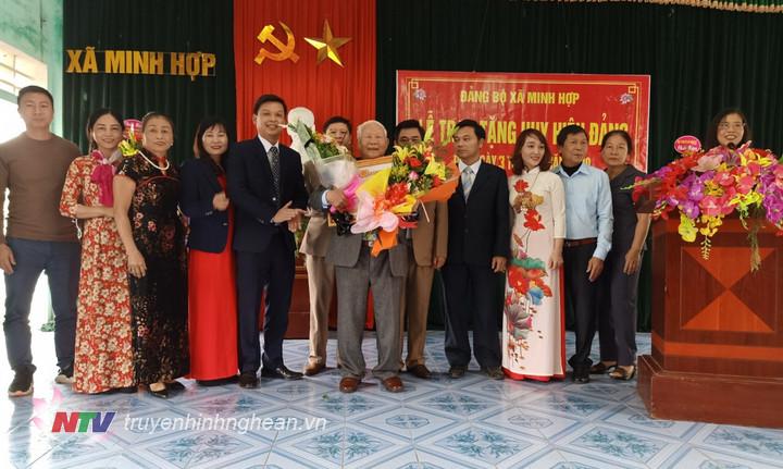 Nhiều địa phương trao tặng huy hiệu Đảng cho đảng viên