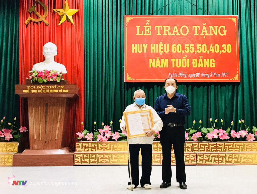 Đảng ủy xã Nghĩa Đồng (Tân Kỳ) trao huy hiệu Đảng cho 11 Đảng viên