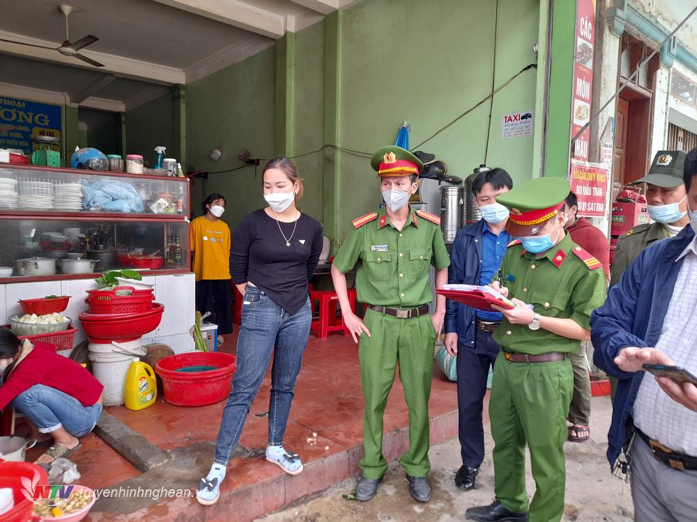 Kỳ Sơn ra quân giải tỏa hành lang ATGT khu vực thị trấn Mường Xén