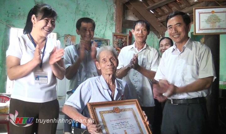 Nghĩa Đàn: Trao huy hiệu 70 năm tuổi Đảng cho đảng viên lão thành