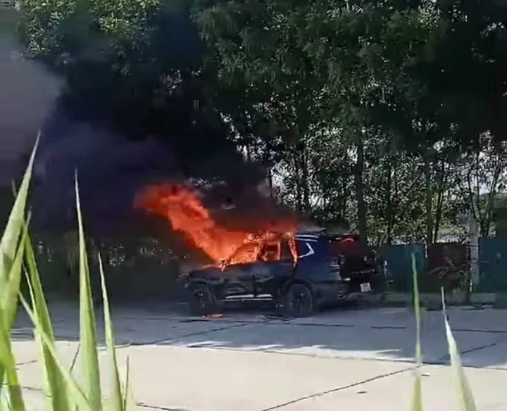 Vĩnh Phúc: Người đàn ông chết cháy trong xe ô tô trên đê sông Hồng
