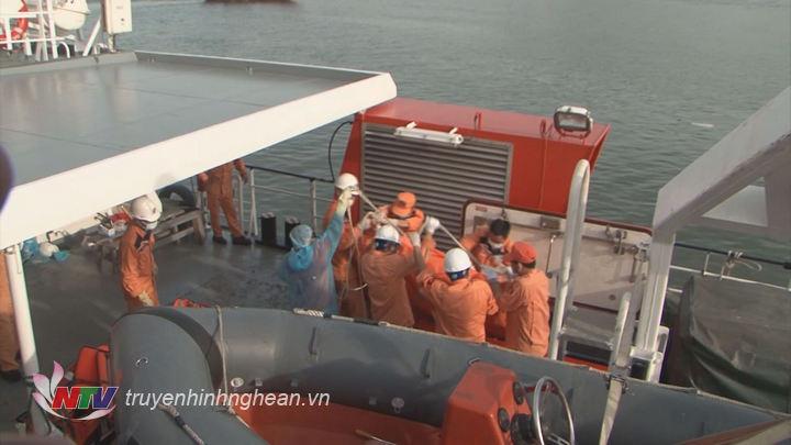 Đưa 2 thi thể thuyền viên tàu cá Nghệ An vào bờ, xét nghiệm ADN để nhận dạng