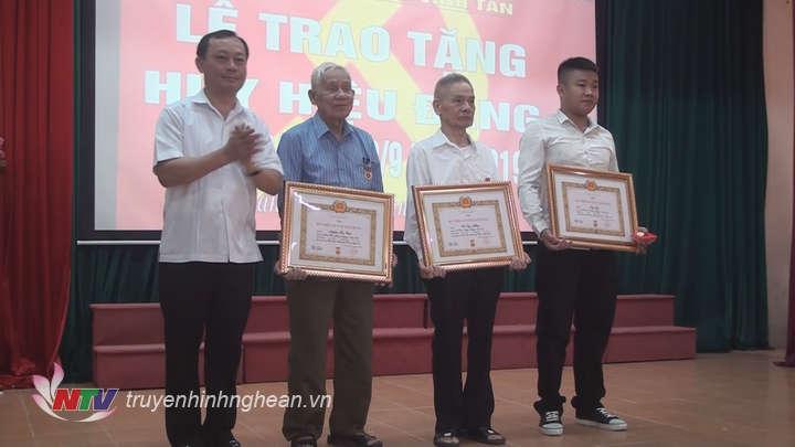 Bí thư Thành ủy Vinh trao huy hiệu Đảng cho đảng viên phường Vinh Tân