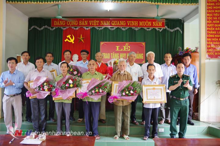 Các địa phương trong tỉnh trao Huy hiệu Đảng cho đảng viên