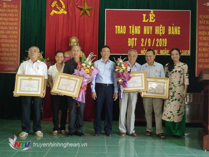  Tương Dương trao tặng huy hiệu Đảng cho 4 đảng viên lão thành