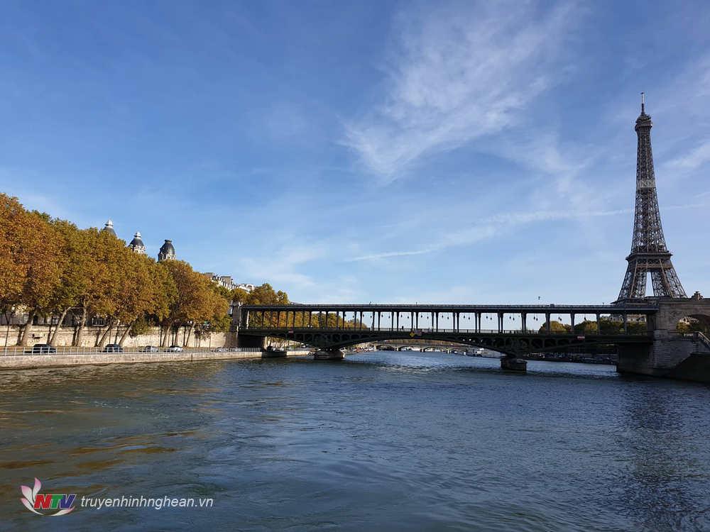 Đi du thuyền xuôi dòng sông Seine thưởng ngoạn kiến trúc Pháp