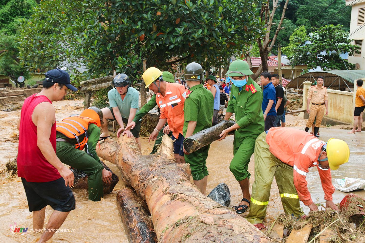 Công an, quân đội giúp Kỳ Sơn khắc phục hậu quả sau lũ quét