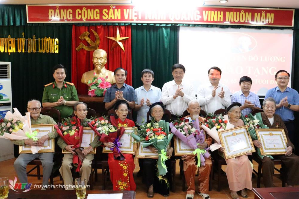 Trưởng ban Nội chính Tỉnh ủy trao huy hiệu Đảng cho các đảng viên tại Đô Lương