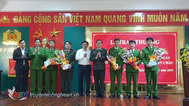 Khen thưởng các lực lượng tham gia điều tra vụ án giết người tại Diễn Lộc