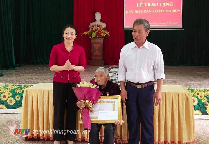 Trao Huy hiệu 70 năm tuổi Đảng tại huyện Nghĩa Đàn