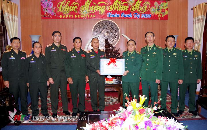 Bộ chỉ huy Quân sự tỉnh Hủa Phăn (Lào) chúc Tết lực lượng vũ trang tỉnh Nghệ An