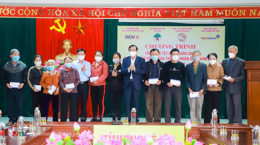 Chủ tịch Hội Người cao tuổi Việt Nam trao quà Tết cho hội viên người cao tuổi có hoàn cảnh khó khăn tại Nghệ An