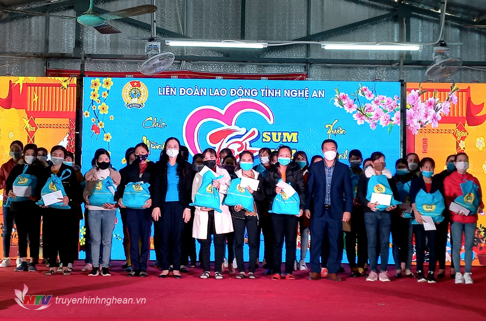 LĐLĐ tỉnh Nghệ An tổ chức chương trình Tết sum vầy – Xuân bình an, trao hàng trăm suất quà Tết cho đoàn viên