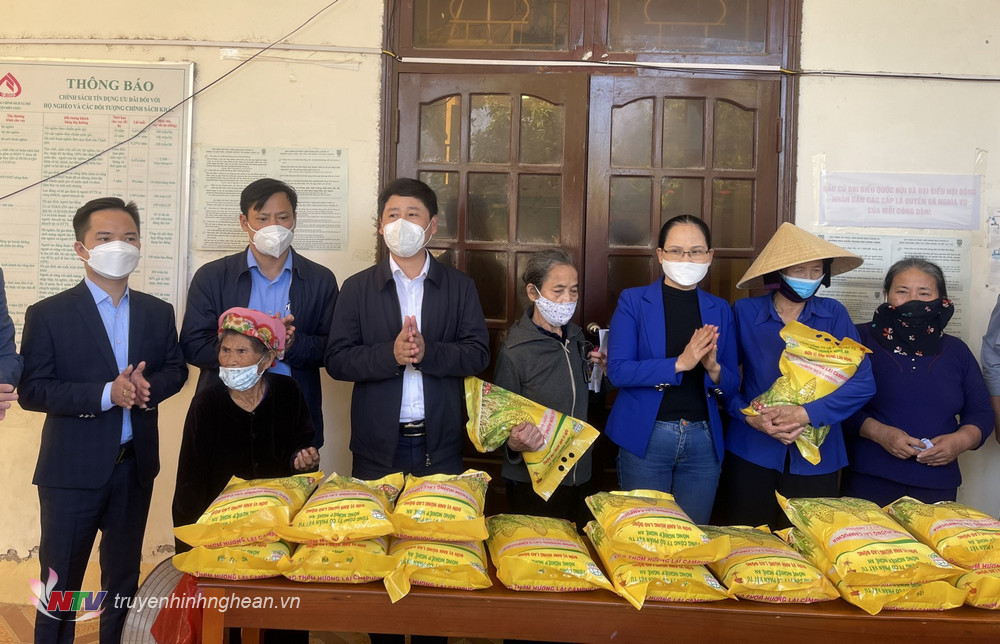 Đài PT-TH Nghệ An trao quà Tết cho các hộ nghèo, gia đình chính sách ở Diễn Châu