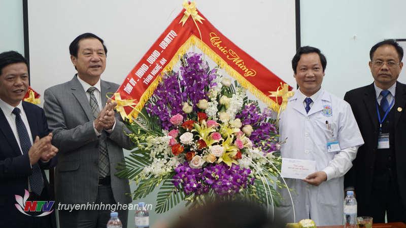 Phó Chủ tịch UBND tỉnh Lê Minh Thông chúc mừng Ngày Thầy thuốc Việt Nam tại Nghĩa Đàn