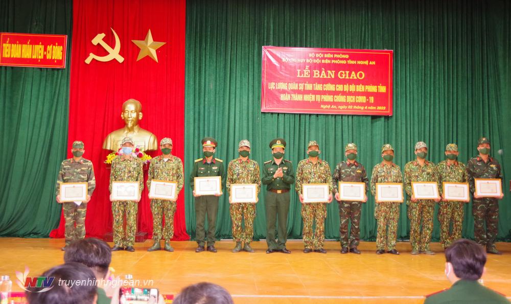Bộ đội Biên phòng tỉnh khen thưởng cán bộ tăng cường hoàn thành nhiệm vụ phòng, chống dịch tuyến biên giới