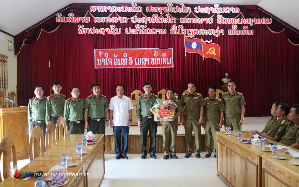 Công an tỉnh Nghệ An thăm chúc Tết Công an 3 tỉnh nước bạn Lào