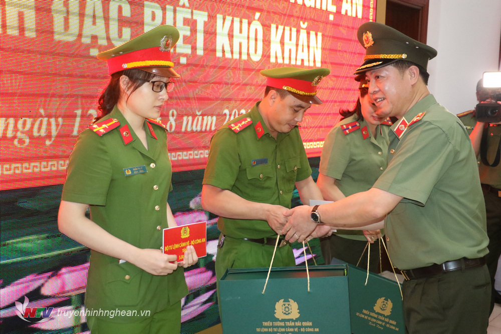 Bộ tư lệnh Cảnh vệ tặng quà cho cán bộ chiến sỹ Công an Nghệ An có hoàn cảnh khó khăn