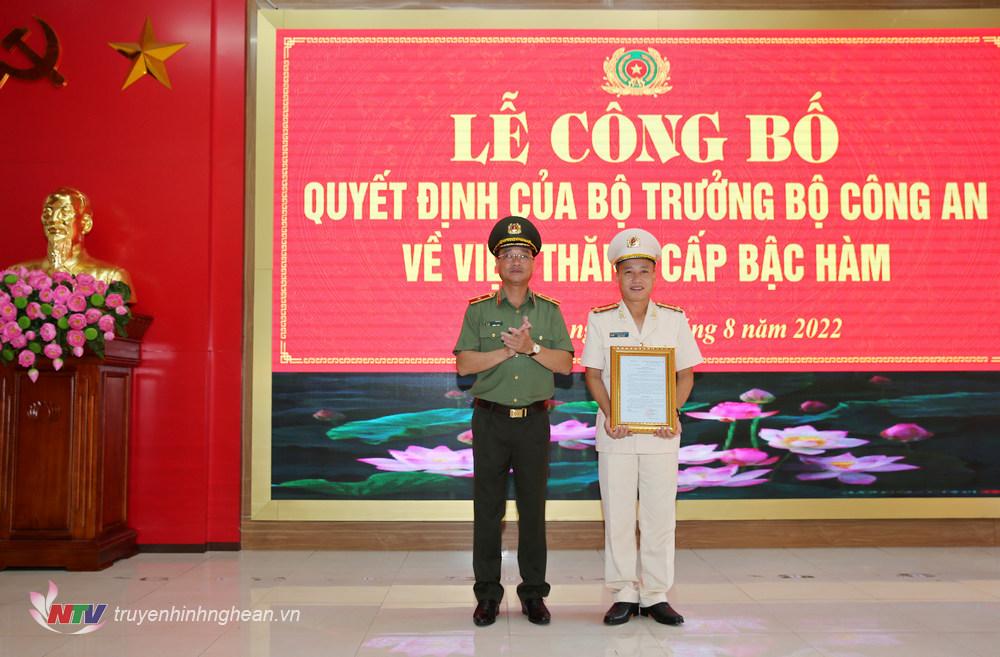 Thăng cấp bậc hàm Đại tá cho đồng chí Nguyễn Duy Thanh - Phó Giám đốc Công an tỉnh