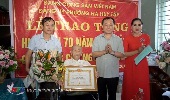 Thành ủy Vinh trao Huy hiệu 70 tuổi cho Đảng viên lão thành