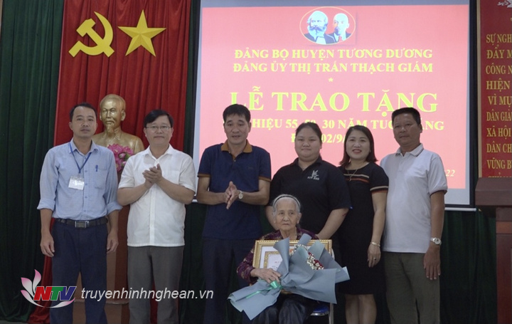 Trao tặng Huy hiệu Đảng cho đảng viên lão thành ở Tương Dương