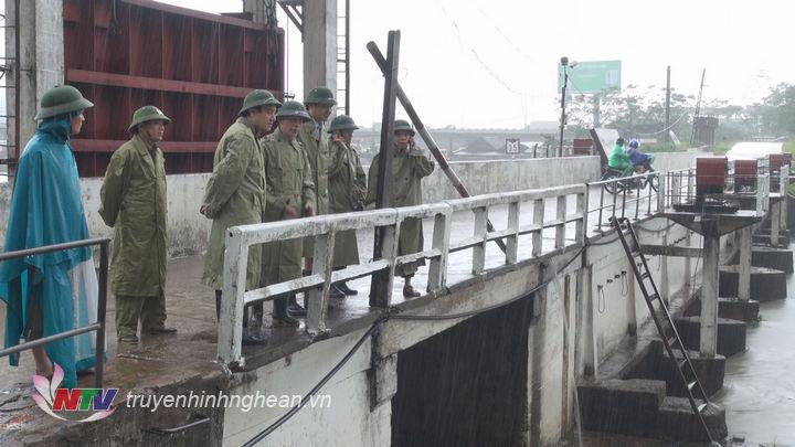Bí thư tỉnh ủy Nguyễn Đắc Vinh kiểm tra tình hình mưa lũ tại Hưng Nguyên và TP Vinh
