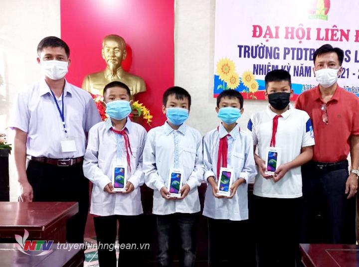Trao smartphone cùng sim điện thoại cho học sinh nghèo huyện Nghĩa Đàn