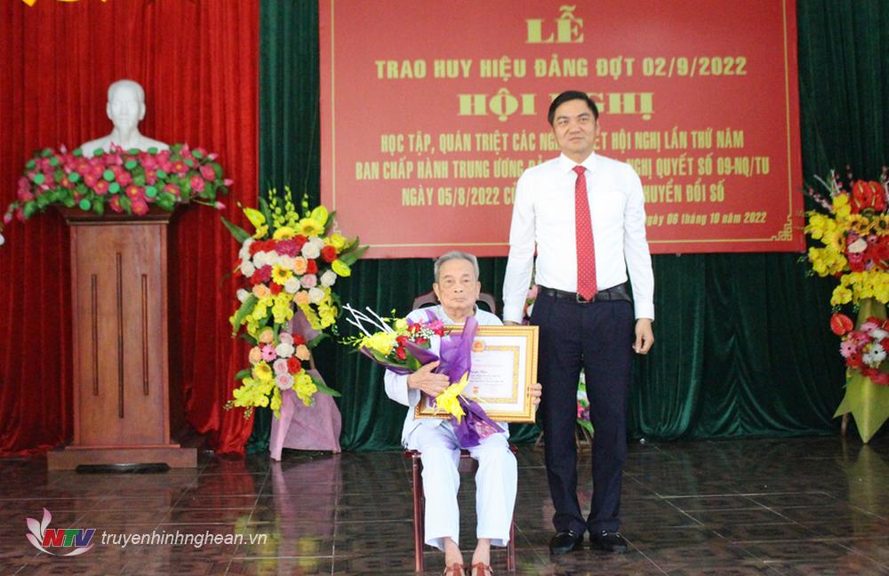 Phó Bí thư Tỉnh ủy Hoàng Nghĩa Hiếu trao Huy hiệu 75 năm tuổi Đảng tại Quỳnh Lưu