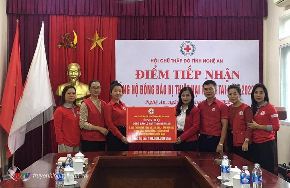 Hội Chữ thập đỏ tỉnh tiếp nhận và trao hàng cứu trợ cho bà con vùng lũ Kỳ Sơn, Hưng Nguyên