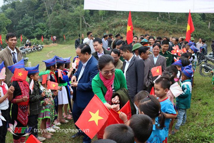 Chủ tịch Uỷ ban MTTQ tỉnh dự Ngày hội đại đoàn kết bản Huồi Viêng, Kỳ Sơn